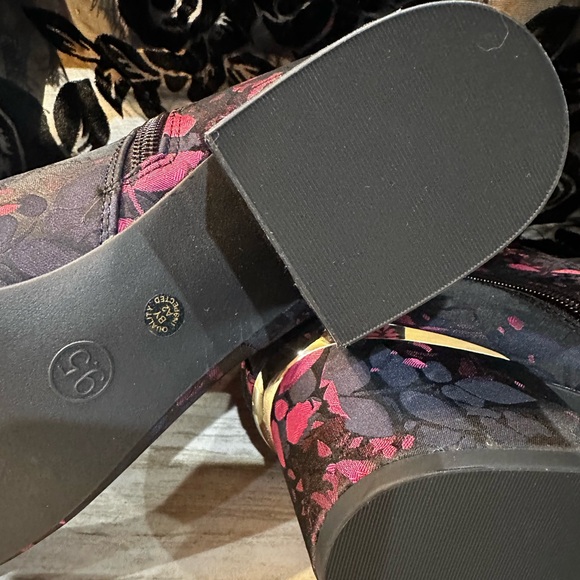 NWOT Liz Claiborne Gina Women’s Size 9.5 Black / Pink Brocade Ankle Boots - Picture 7 of 10